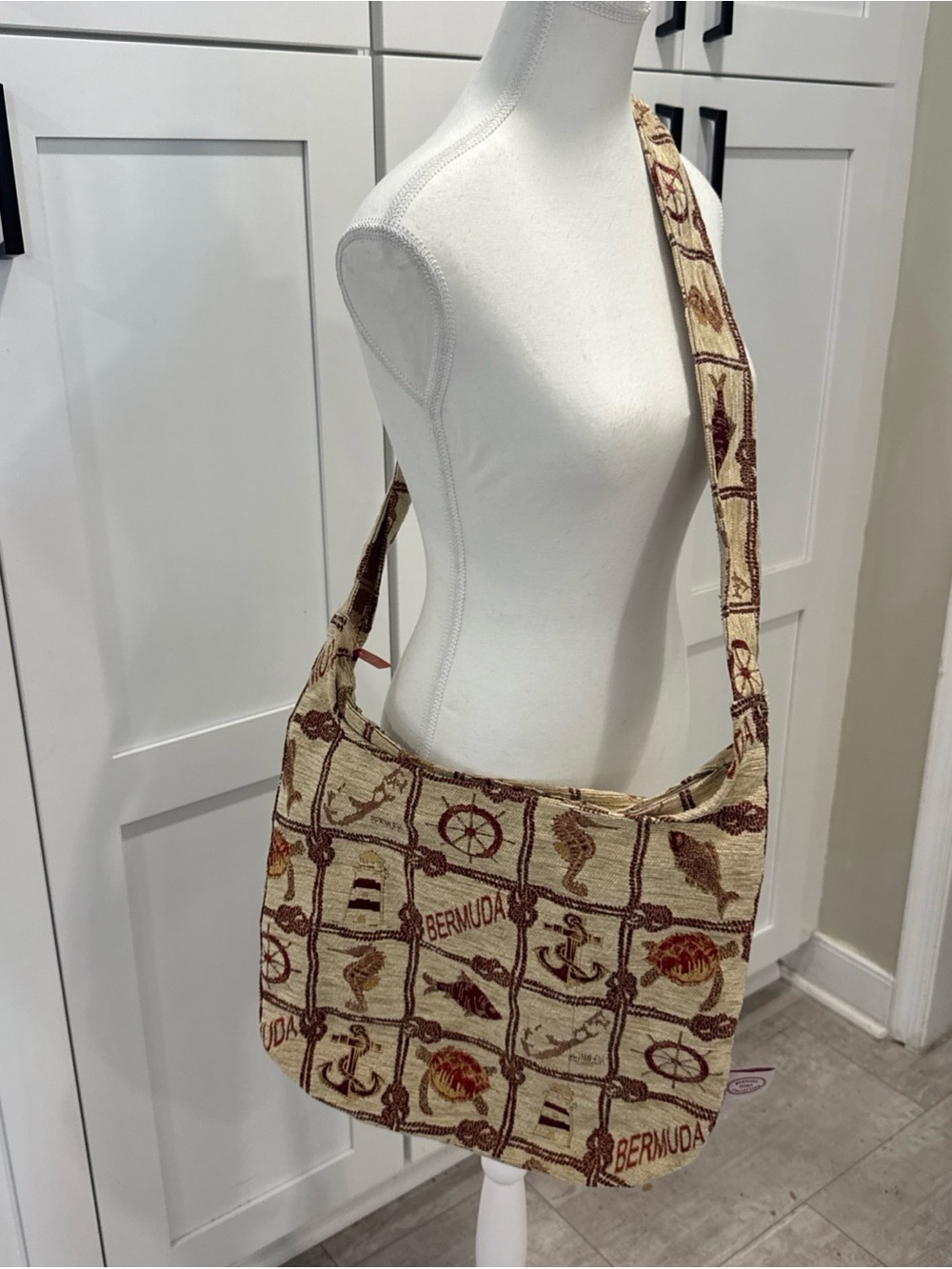 NWT Bermuda tapestry Pattern Beige & Brown Shoulder hobo zip Bag nautical beach